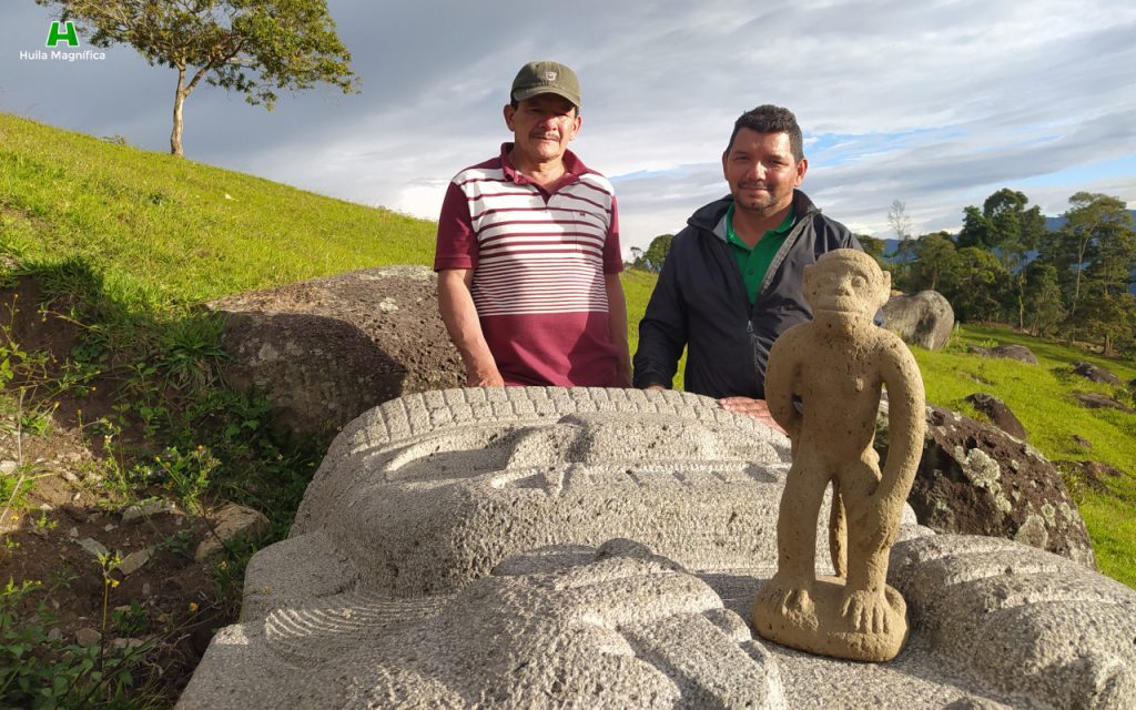 Reynel Carvajal y Edison Carvajal junto a la escultura de 2 monos creada por su padre