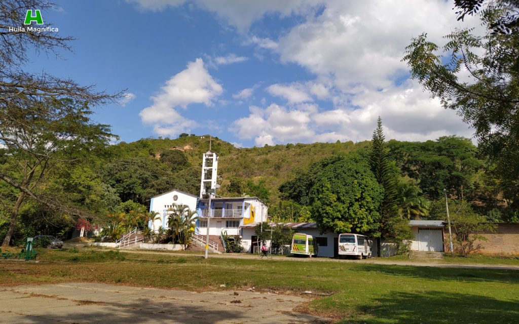 Parroquia San Antonio de Padua, detrás en la montaña queda ubicado el cerro de la Virgen
