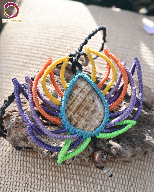 Collar tejido a mano con piedras naturales de aragonita, ojo de tigre y ágata (Diseño: Flor de loto).